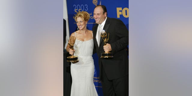 Edie Falco und James Gandolfini mit Emmys backstage bei den Emmy Awards