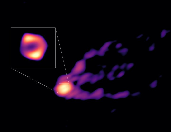 Dieses Bild zeigt zum ersten Mal den Strahl und den Schatten des Schwarzen Lochs im Zentrum der M87-Galaxie zusammen.  Die Beobachtungen wurden mit Teleskopen des Global Millimeter VLBI Array (GMVA), des Atacama Large Millimeter/submillimeter Array (ALMA), an dem die ESO beteiligt ist, und des Greenland Telescope gewonnen.  Dieses Bild gibt den Wissenschaftlern den nötigen Kontext, um zu verstehen, wie der mächtige Strahl entsteht.  Die neuen Beobachtungen zeigten auch, dass der Ring des Schwarzen Lochs, hier im Einschub gezeigt, 50 % größer ist als der Ring, der bei kürzeren Radiowellenlängen vom Event Horizon Telescope (EHT) beobachtet wurde.  Dies deutet darauf hin, dass wir auf dem neuen Bild mehr Material sehen, das auf das Schwarze Loch zufällt, als wir mit dem EHT sehen konnten. 