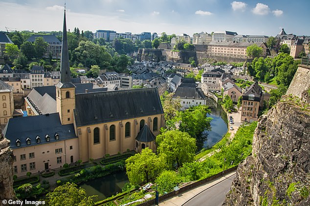 „Ein Blick auf Luxemburg-Stadt [above]“, schreibt Jo Kessel, „und es ist klar, dass wir etwas verpasst haben.“