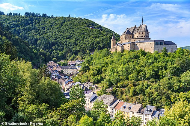 Jo besucht Schloss Vianden (oben), ein märchenhaftes Schloss auf einem Hügel