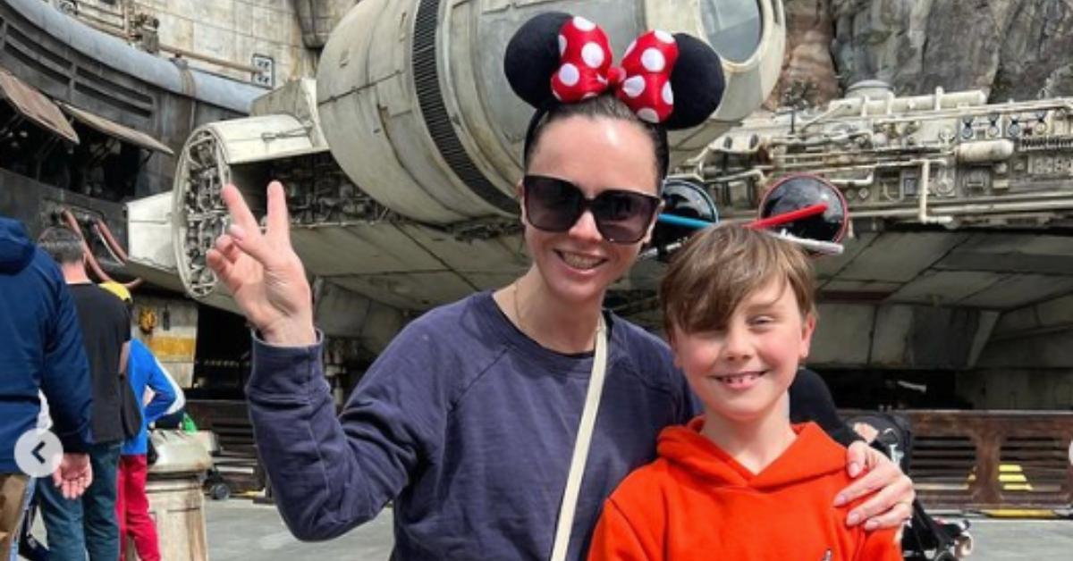 Christina Ricci mit Sohn Freddie Heerdegen im Disneyland im März 2023