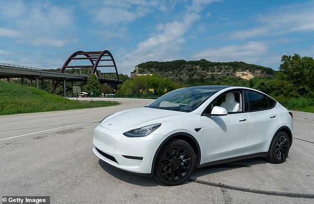 Tesla senkt den Preis seines Model Y und macht es damit billiger als das durchschnittliche US-Fahrzeug.  Die Startkosten betragen jetzt 46.990 US-Dollar, 759 US-Dollar weniger als bei einem typischen Auto oder Lkw, und es ist das sechste Mal, dass Tesla die Preise für Elektrofahrzeuge in diesem Jahr gesenkt hat