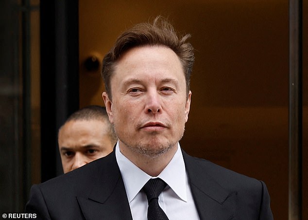 Der dramatische Rückgang der Aktien ist auch darauf zurückzuführen, dass große Tesla-Investoren einen offenen Brief an den Vorstand geschrieben haben, in dem sie fordern, dass sie den „überengagierten“ Elon Musk an der kurzen Leine halten