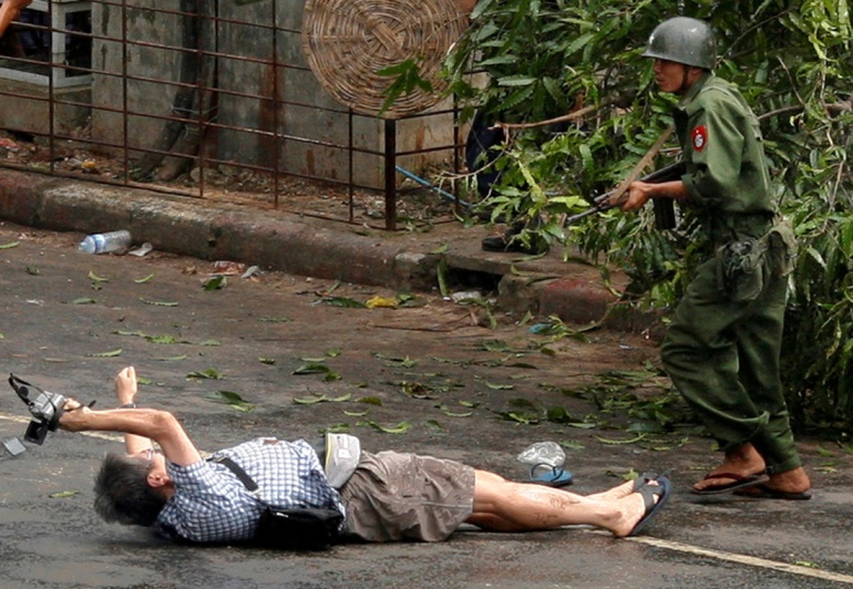 Kenji Nagai von APF versucht zu fotografieren, während er verletzt liegt, nachdem Polizei- und Militärbeamte am 27. September 2007 im Stadtzentrum von Yangon auf Demonstranten geschossen und sie dann angeklagt haben. REUTERS/Adrees Latif