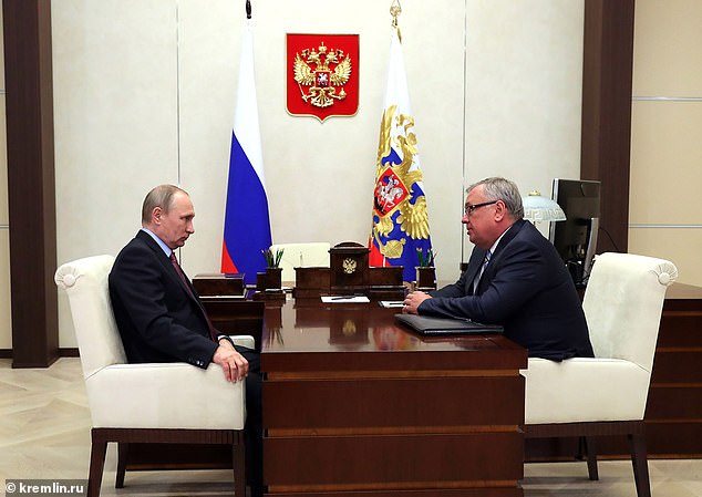 Putin sprach 2017 mit Andrey Kostin in seinem Büro in Novo-Ogaryovo