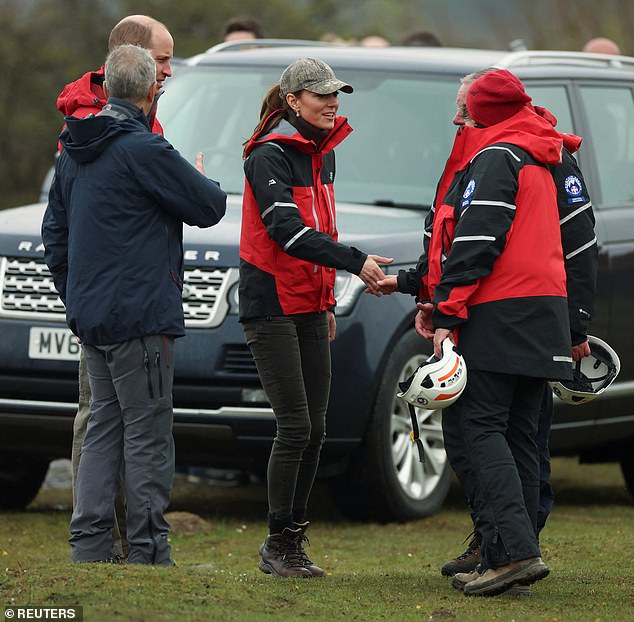 Treffen mit dem Team!  Kate schüttelte den Freiwilligen, die für das Rettungsteam in Wales arbeiteten, die Hand