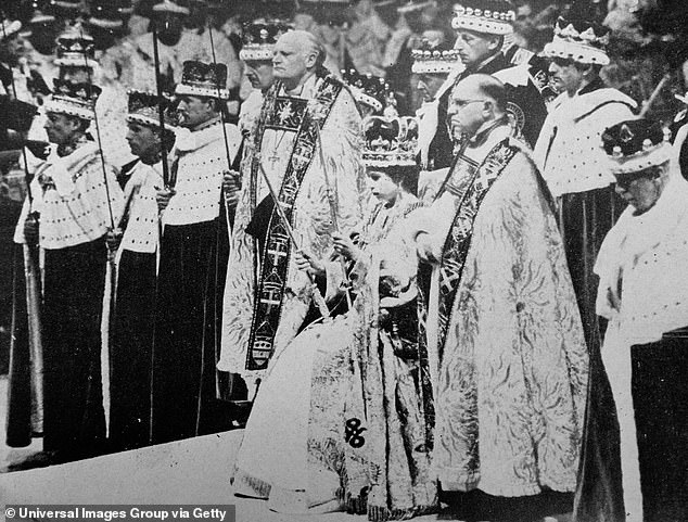 Die verstorbene Königin Elizabeth II., die die St. Edward's Crown trägt und das Royal Scepter und den Rod of Equity hält, wartet nach ihrer Krönung im Juni 1953 darauf, die Hommage ihrer Altersgenossen zu erhalten