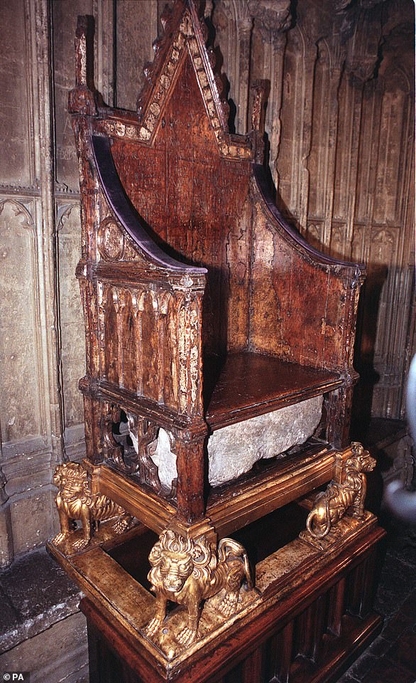 Der Coronation Chair mit dem Stone of Destiny, auch bekannt als Stone of Scone, in der Westminster Abbey, London