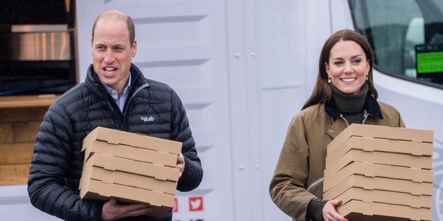 Kate Middleton und Prinz William tragen Pizza