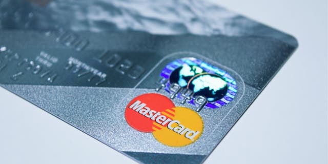 Foto des MasterCard-Logos auf der Vorderseite einer Kreditkarte.