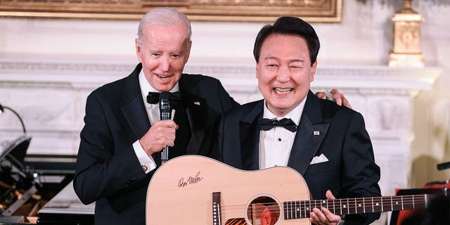Yoon Suk Yeol, Südkoreas Präsident, hält eine Gitarre in der Hand 