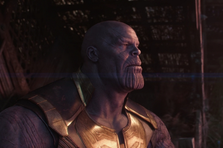 Thanos blickt am Ende von Avengers: Infinity War in Richtung der untergehenden Sonne.