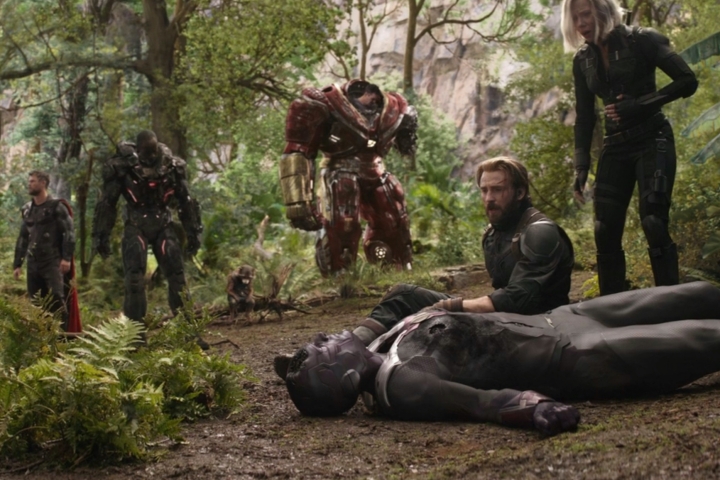 Captain America sitzt neben der Leiche von Vision in Avengers: Infinity War.