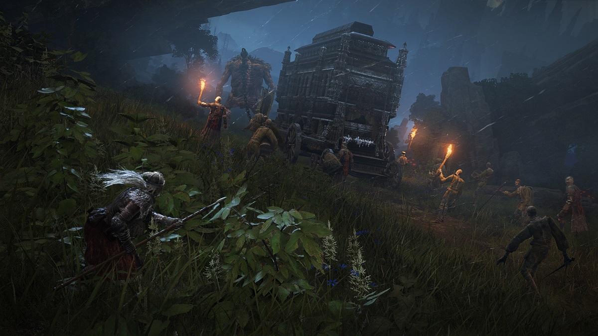 'Elden Ring'-Spieler schleicht sich nachts in hohes Gras mit einer Gruppe von Feinden in der Nähe.