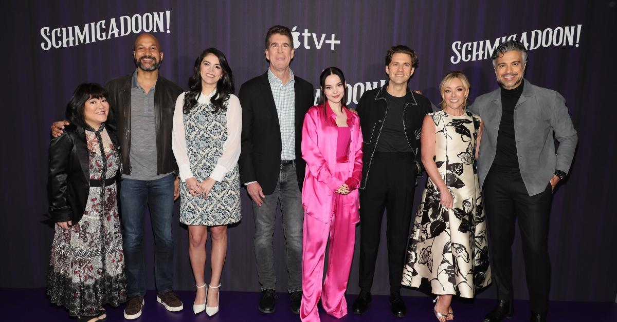 Die Besetzung von 'Schmigadoon' posiert bei der Premiere der zweiten Staffel in New York City.