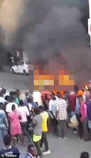 Ein Bürgerwehrmob verbrannte am Montag mutmaßliche Bandenmitglieder inmitten von benzingetränkten Reifen.