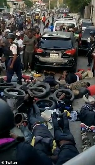 Verdächtige Bandenmitglieder baten um Gnade, bevor sie am Montag von Bürgerwehren in Port-au-Prince lebendig verbrannt wurden.