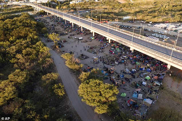 Im September 2021 sorgten Luftaufnahmen eines weitläufigen Lagers mit rund 15.000 haitianischen Migranten, die sich unter einer Brücke in Del Rio nahe der Grenze zu Texas versammelt hatten, für landesweite Schlagzeilen.