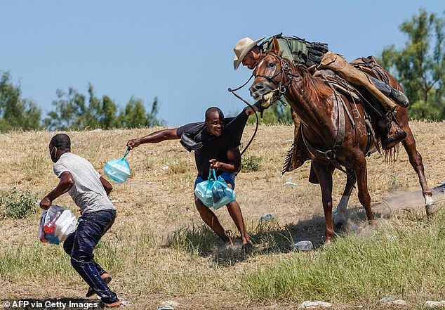 Bilder von Grenzschutzbeamten zu Pferd, die haitianische Migranten einpferchten, wurden von Bidens eigenem Minister für Heimatschutz, Alejandro Mayorkas, als „schrecklich“ beschrieben.  (Im Bild: Del Rio-Katastrophe im September 2021).