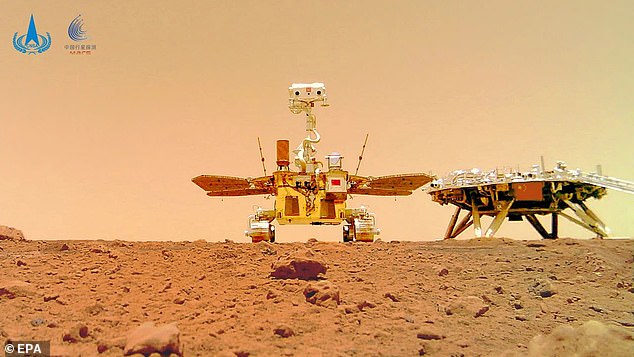 Ankunft: Pekings Rover Zhurong (im Bild) reiste in einem unbemannten Raumschiff Tianwen-1 zum Mars.  Es stieg dann vom Raumschiff herab, um am 22. Mai 2021 die Marsoberfläche zu berühren