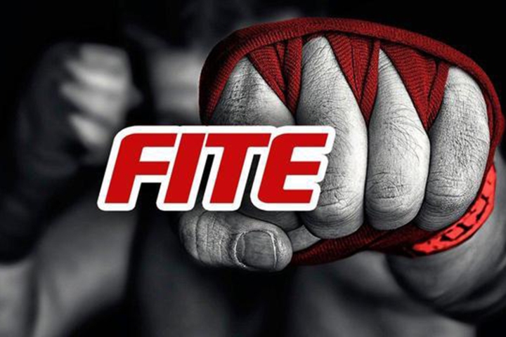 Das FITE TV-Logo mit einer geballten Faust im Hintergrund.