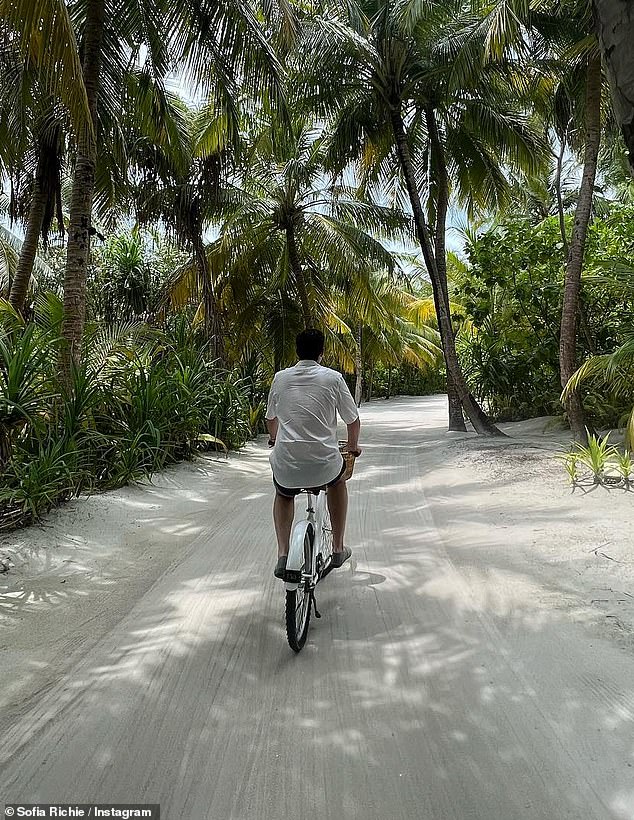 Urlaub: Sofia teilte auch ein Foto des Paares, das eine malerische Radtour inmitten von Palmen genoss, bevor sie im Meer baden gingen