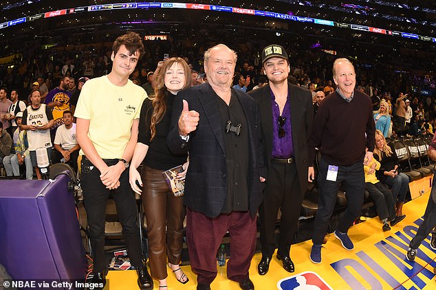 Jack Nicholson war am Spielfeldrand, um seine Lakers anzufeuern, als LA zu einem komfortablen Sieg tummelte