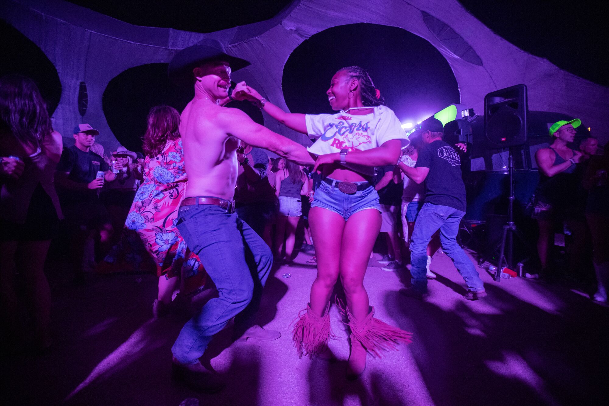 Country-Fans tanzen bei der K-Frog & KSON Dance Party im Dome bei Stagecoach 2023.