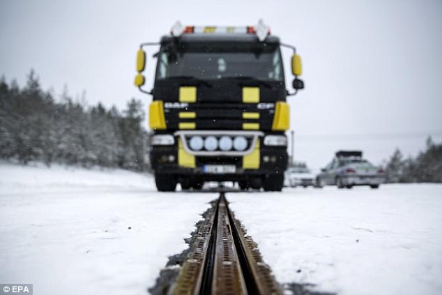 Im Jahr 2018 testete Schweden die weltweit erste Ladeschiene für Elektrofahrzeuge entlang einer 1,6 km langen Straße zwischen dem Flughafen Arlanda, Stockholm und Rosersberg