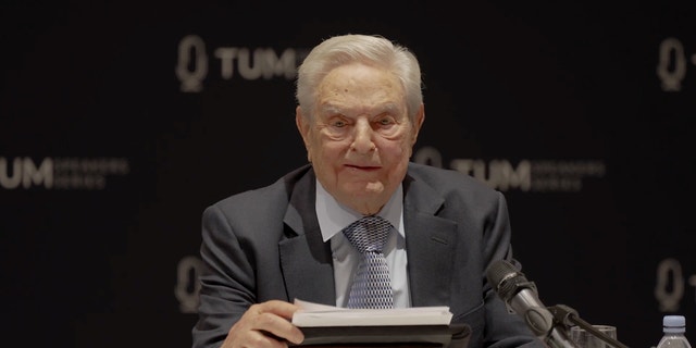 George Soros hält am Donnerstag eine Rede während der Münchner Sicherheitskonferenz 2023.