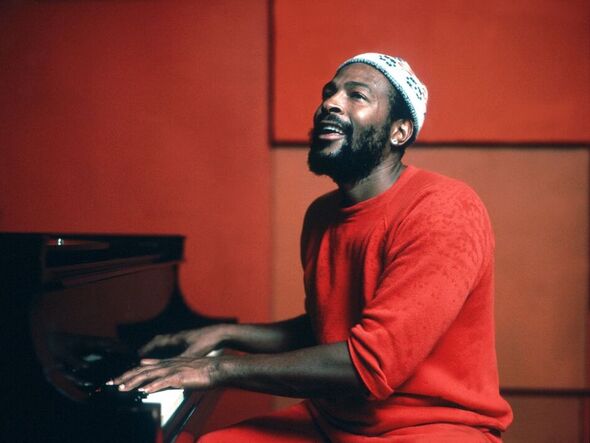 Der Soulsänger Marvin Gaye spielt Klavier, während er um 1974 in einem Studio aufnimmt