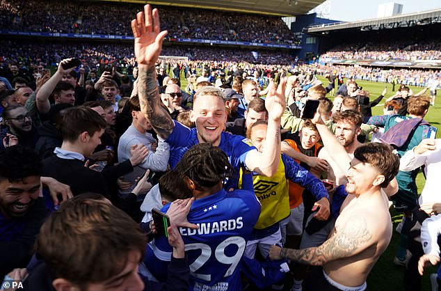 Die Fans stürmten vor Freude auf das Spielfeld, um Ipswichs Aufstieg in die zweite Liga zu feiern