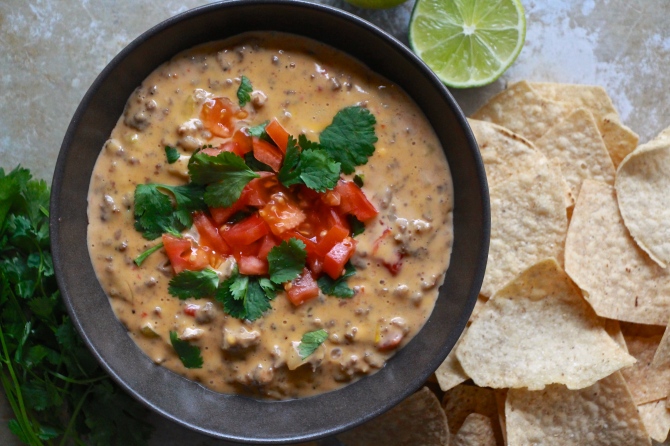STYLECASTER |  einfache Sommer-Slow-Cooker-Rezepte |  Slow Cooker Chili con Queso