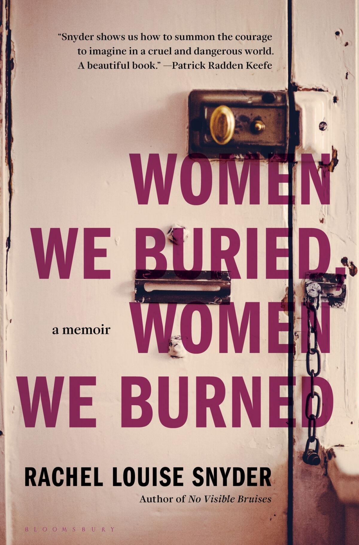 „Women We Buried, Women We Burned“ von Rachel Louise Snyder, Buchcover mit aufgedrucktem Titel auf einer Tür 