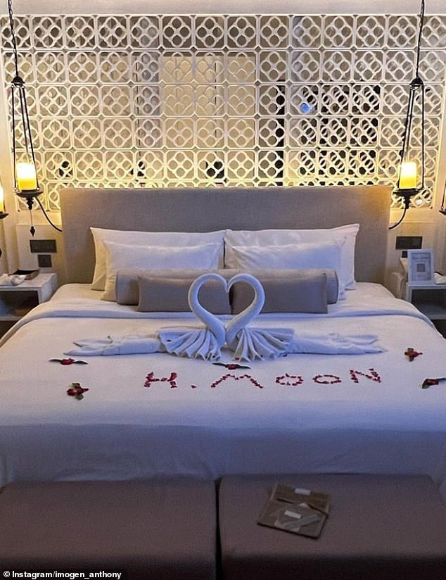 Imogen hat neugierigerweise eine Galerie mit Fotos von ihrem Thailand-Urlaub hochgeladen, darunter eines, das ein Hotelbett mit den Worten „H.  Moon' in Rosenblättern geschrieben