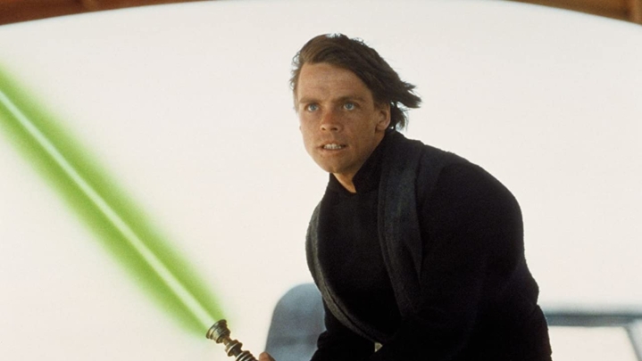 Luke Skywalker mit seinem charakteristischen grünen Lichtschwert in RotJ.