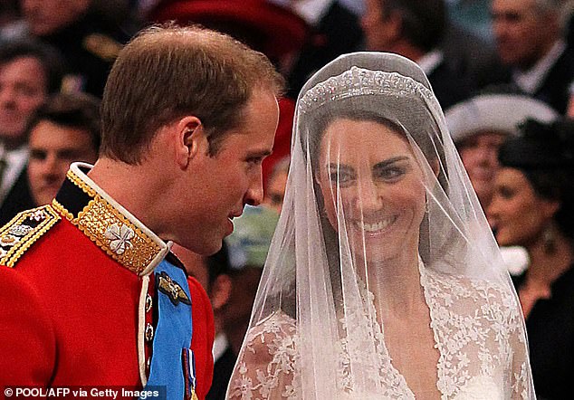 Prinz William lächelt seine Braut während der Zeremonie in der Westminster Abbey an
