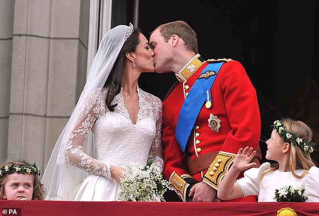 Prinz William und Kate Middleton teilen sich einen öffentlichen Kuss auf dem Balkon des Buckingham Palace
