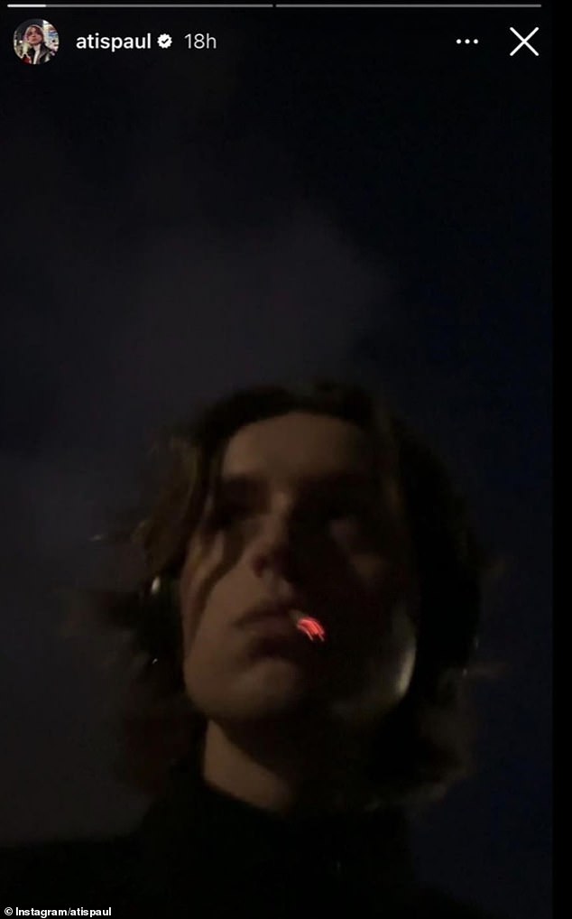 Er teilte auch ein Foto von sich selbst beim Rauchen mit seinen Instagram-Geschichten