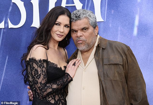 Wiedervereint: Catherine hat es sich mit Co-Star Luis Guzman, 66 ¿, gemütlich gemacht, der ihren Onscreen-Ehemann Gomez Addams für eine Reihe lustiger Schnappschüsse spielt