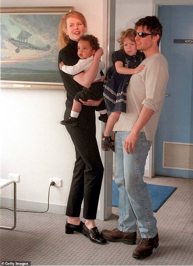 Familie: Connor ist der einzige Sohn von Nicole Kidman, 55, und Tom Cruise, 60. Er und seine ältere Schwester Isabella, 30, wurden kurz nach der Geburt adoptiert.  Beide Eltern versuchen, ihre Beziehungen zu ihren Kindern so privat wie möglich zu halten (abgebildet in Sydney, Australien, im Januar 1996).