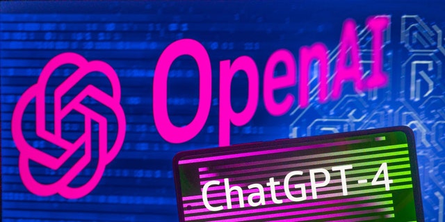 ChatGPT 4 wird am 2. April 2023 in Brüssel, Belgien, auf dem Smartphone mit dem OpenAI-Logo im Hintergrund angezeigt.
