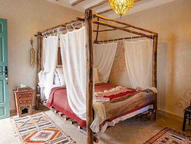 Dieses „romantische Doppelzimmer“ in einem „charmanten traditionellen“ Riad wird als „perfekte Oase zur Erkundung der Medina von Marrakesch“ beschrieben.  Rezensent Sebastien schrieb: „Suchen Sie nicht nach anderen Unterkünften in Marrakesch.  Buchen Sie es gleich - Sie werden es nicht bereuen'