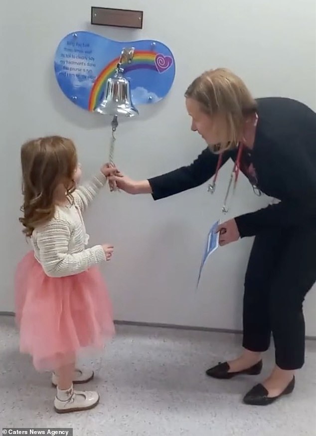 Phoebe Ashfield aus Dudley, West Midlands, wurde 2019 im Alter von nur sieben Monaten mit akuter lymphoblastischer Leukämie diagnostiziert und erlitt während ihrer dreijährigen Behandlung dreimal einen Rückfall