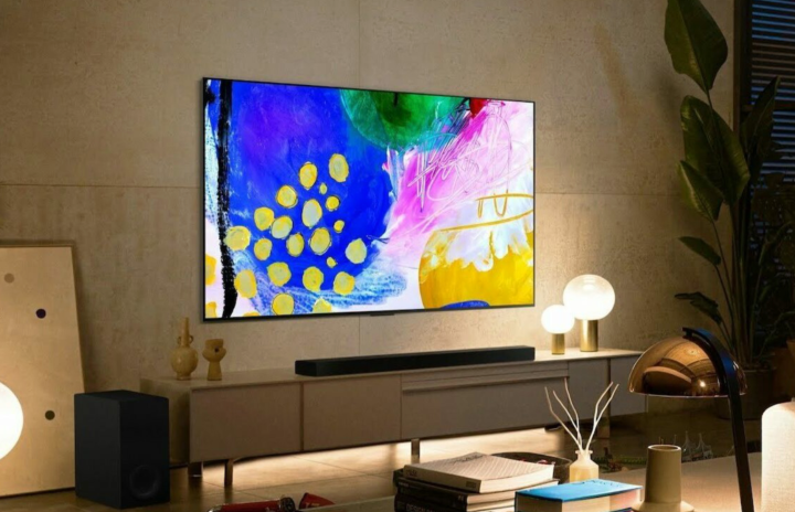 Der LG B2 OLED 4K Fernseher in einem Wohnzimmer.