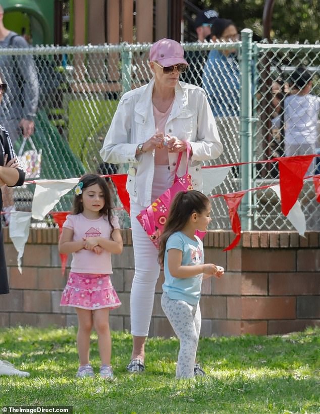 Familienspaß!  Brigitte Nielsen (M) und ihr fünfter Ehemann Mattia Dessì genossen am Ostersonntag eine Eiersuche in Los Angeles mit ihrer vierjährigen „Wunder“-Tochter Frida (R).