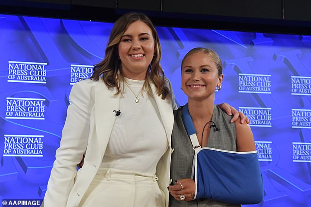 Im Bild: Brittany Higgins, links, und Grace Tame, rechts, nach ihrer Ansprache an den National Press Club
