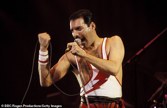 Forscher verfolgten die Lautstärke des Gesangs der Leadsänger und der Musiker, mit denen sie bei den größten Hits von 1946 bis 2020 spielten. Im Bild: Freddie Mercury von Queen