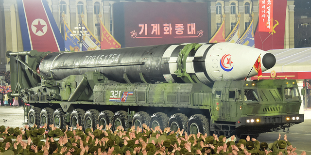 Eine Rakete wird während einer Militärparade anlässlich des 75. Gründungsjubiläums der nordkoreanischen Armee am 8. Februar 2023 in Pjöngjang, Nordkorea, ausgestellt.
