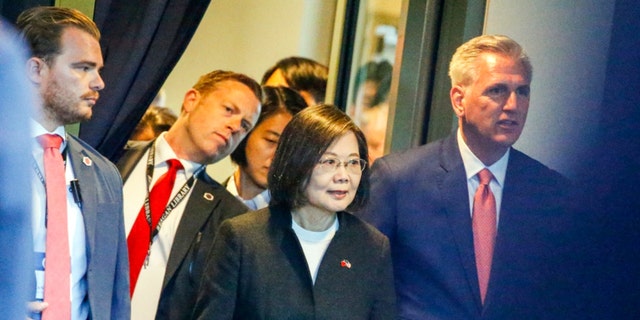 Der Sprecher des Repräsentantenhauses, Kevin McCarthy, und die taiwanesische Präsidentin Tsai Ing-wen tadelten China mit einem Treffen in Südkalifornien.
